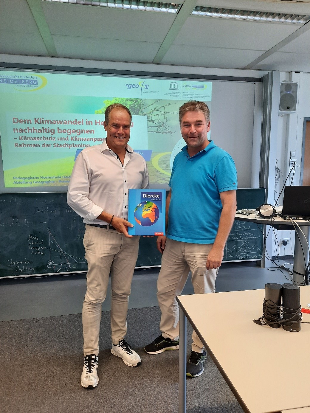 Prof. Dr. Alexander Siegmund übergibt ein Geschenk zum Dank für die gemeinsame Durchführung des Seminars an Oberbürgermeister Prof. Dr. Eckart Würzner.
